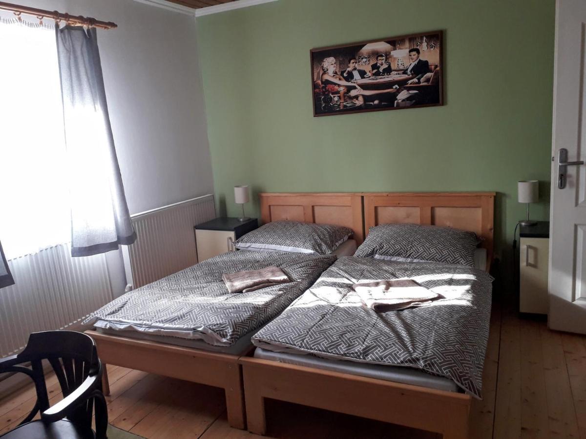 Penzion Na Strelnici Poděbrady Exteriör bild